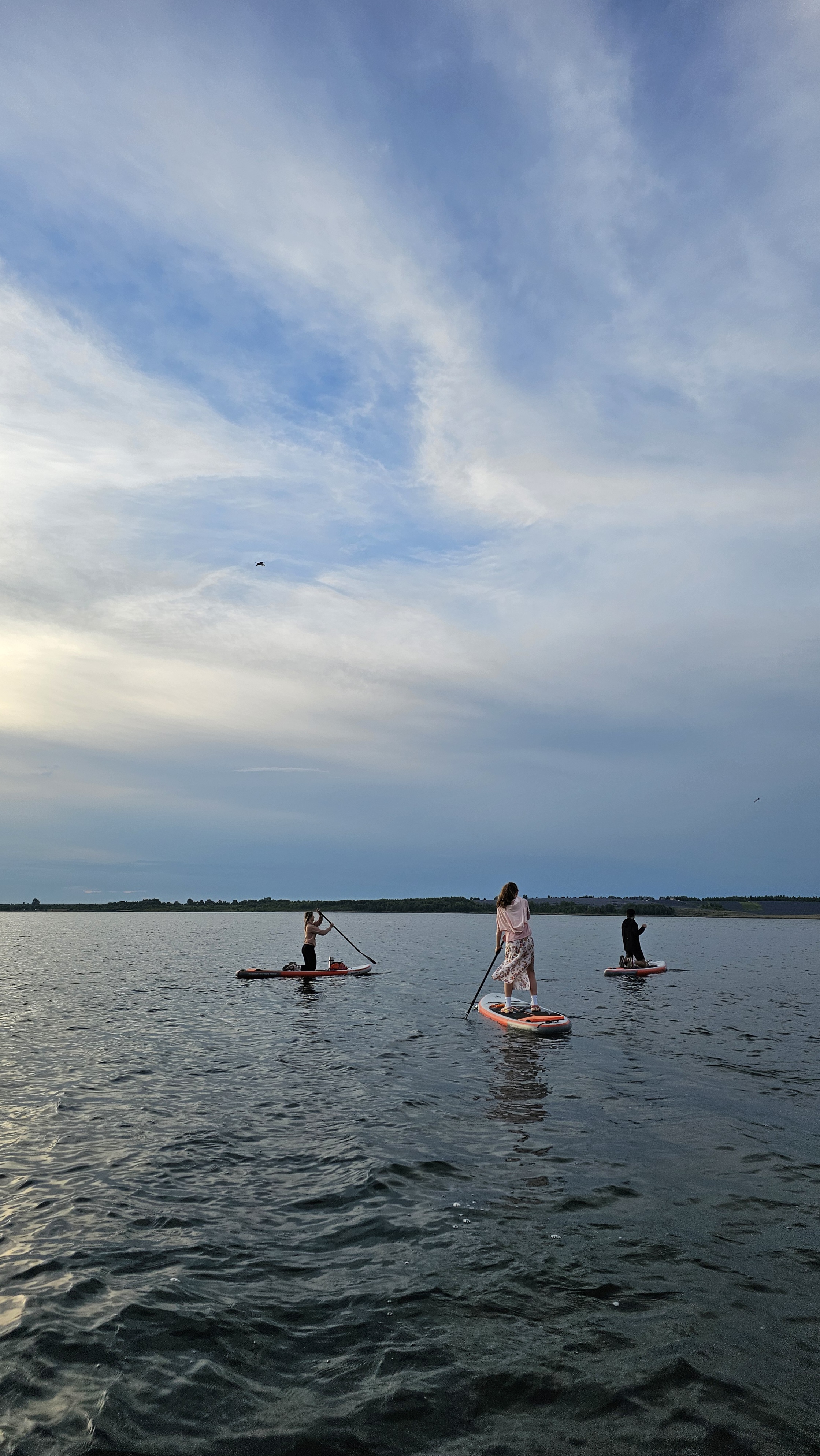 Компанія на SUP-бордах — святкування дня народження на озері